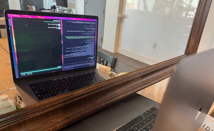 Chiếc MacBook cũ tự soi gương, dùng AI để sửa driver đồ họa cho chính mình