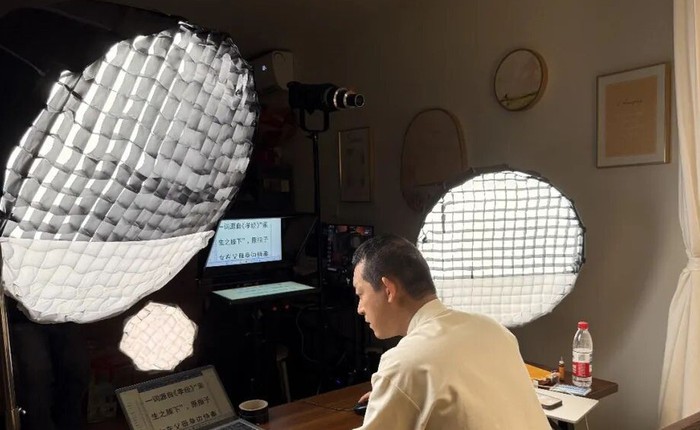 Thiên tài toán học từng bỏ học bổng MIT để đi tu: 8 năm sau hoàn tục, giờ livestream 12 tiếng/ngày kiếm sống, thừa nhận 'cần tiền'