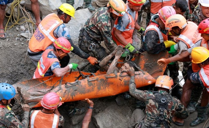 Cách 2 người sống sót kỳ diệu sau 9 ngày kẹt trong đường hầm thuỷ điện ở Nepal