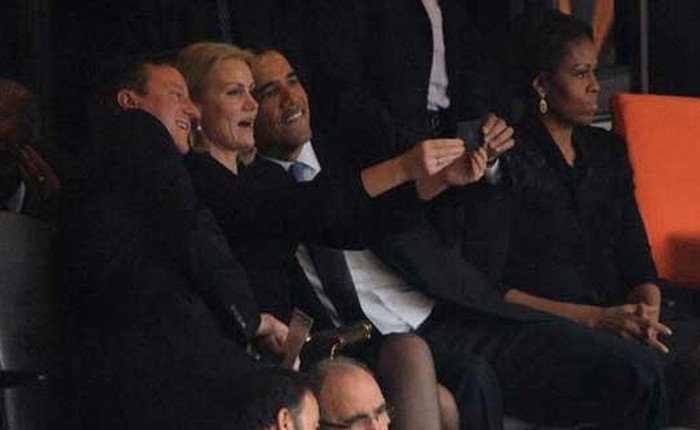 Tổng thống Mỹ "gây bão" vì chụp ảnh tự sướng tại lễ truy điệu huyền thoại Nelson Mandela