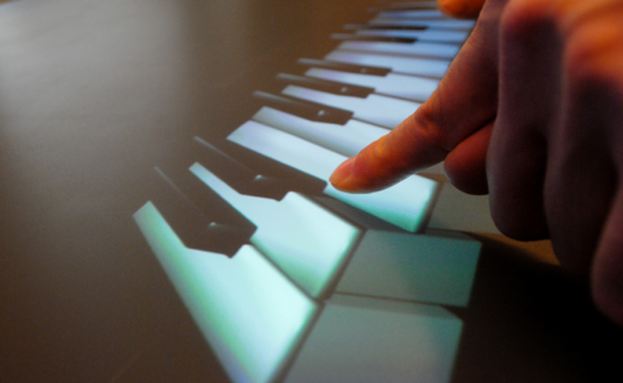 Microsoft tự tạo đàn piano khổng lồ từ 88 máy tính bảng Surface RT