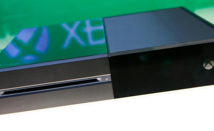 PS4 lỗi đèn xanh, Xbox One lỗi "nhai đĩa"