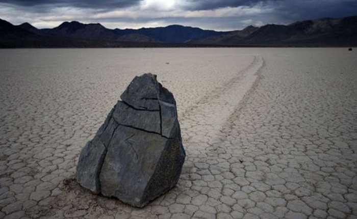 Giải mã bí ẩn những tảng đá tự lăn ở thung lũng Chết