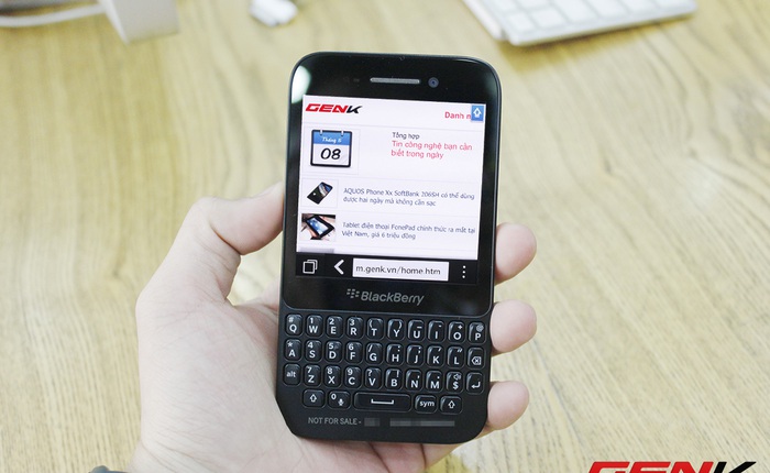 Cận cảnh BlackBerry Q5: Thiết kế bo tròn cầm vừa tay