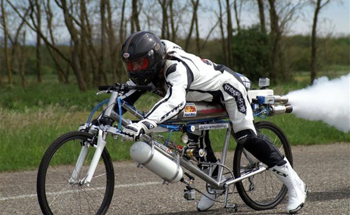 Xe đạp gắn tên lửa đạt tốc độ 262,3 km/h