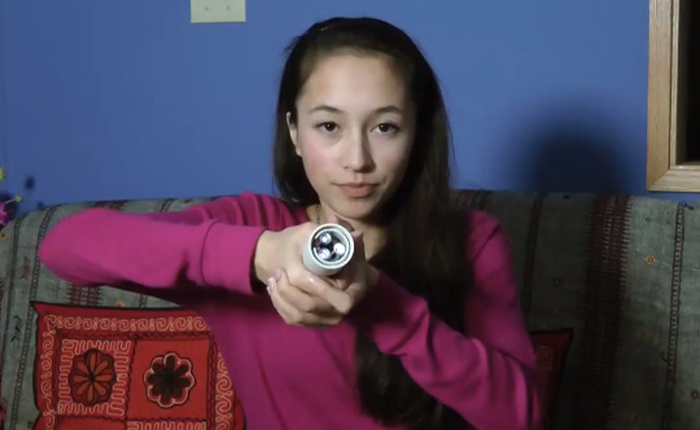 Nữ sinh 15 tuổi chế tạo đèn pin Hollow Flashlight hoạt động bằng thân nhiệt