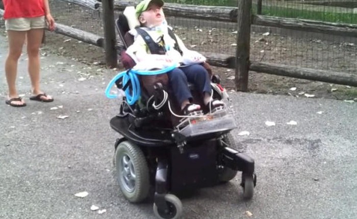 Bố "độ" xe lăn giúp con 2 tuổi khám phá thế giới xung quanh