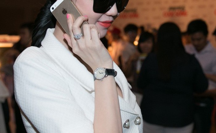 Nữ hoàng nội y Ngọc Trinh đọ dáng cùng iPhone 5s màu vàng sâm panh