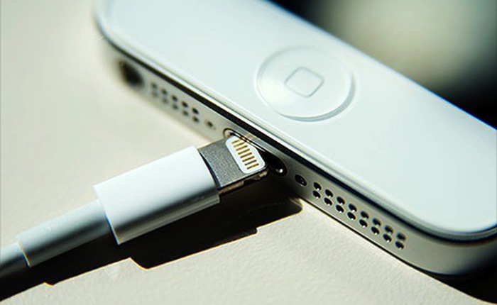 Kết nối Lightning "đút là vào" của Apple có gì nổi bật hơn MicroUSB ?