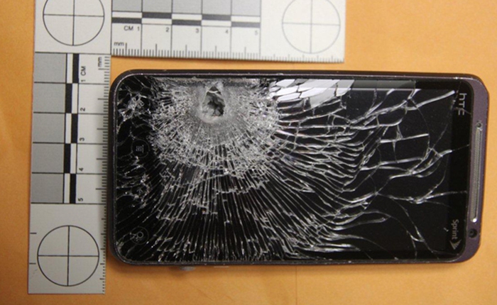 HTC EVO 3D hứng đạn giúp chủ nhân thoát chết
