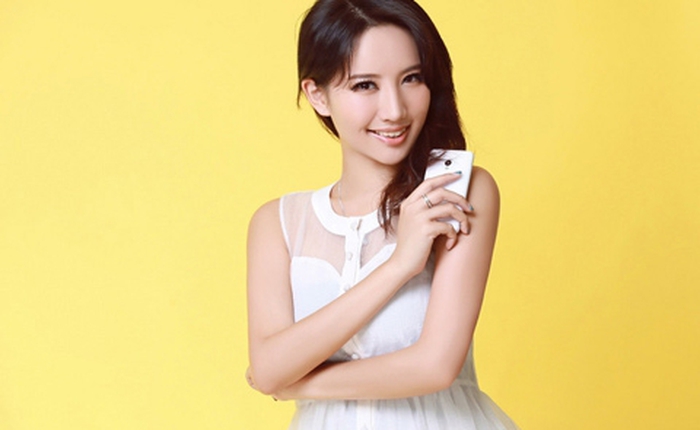 Người đẹp nóng bỏng cùng smartphone trắng