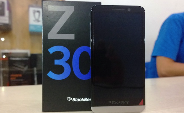 Mở hộp BlackBerry Z30 tại Việt Nam