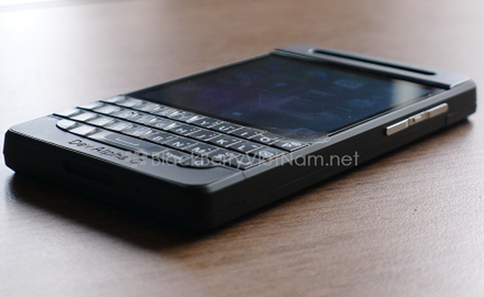 Cận cảnh điện thoại BlackBerry Dev Alpha C với bàn phím QWERTY vật lý