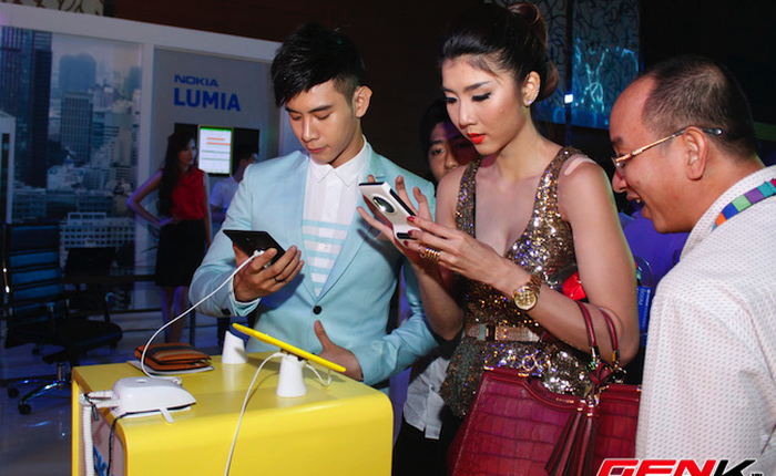 Lumia 1520 chính hãng có giá gần 16 triệu đồng, cho đặt hàng từ 8/11