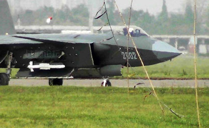 Trung Quốc "chém gió" về sức mạnh siêu vũ khí trên máy bay J-20