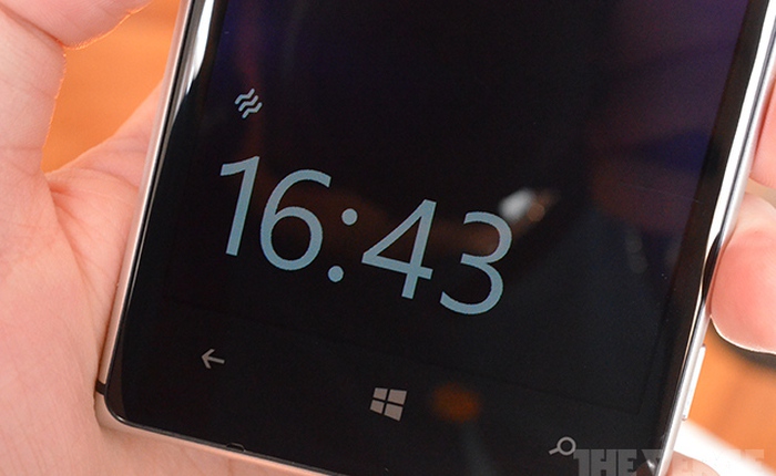 Lumia 925 được bổ sung tính năng lướt tay để xem đồng hồ trên lockscreen