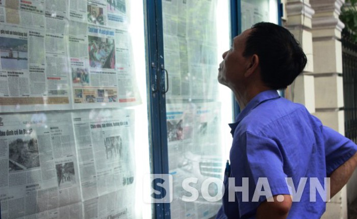 Đọc báo trên bảng tin: Nét đẹp trong văn hóa đọc của người Hà Nội
