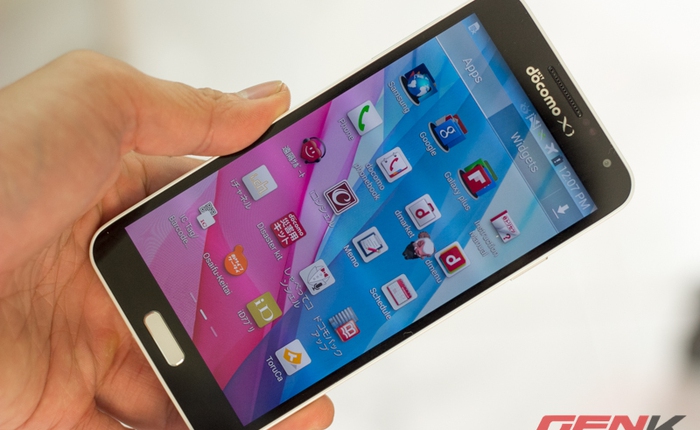 Trên tay Samsung Galaxy J: “Hồn” Note 3, “da” S4