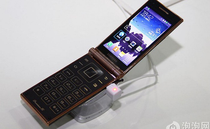 Samsung chính thức ra mắt điện thoại nắp gập cấu hình khủng, giá siêu “chát”