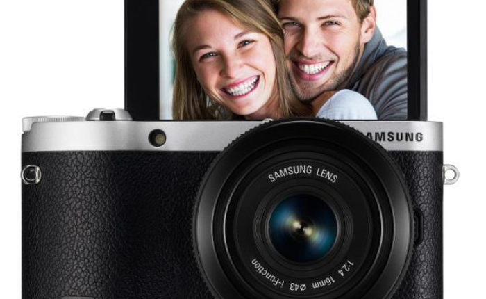 Samsung ra mắt máy ảnh NX300M với màn hình lật 180 độ