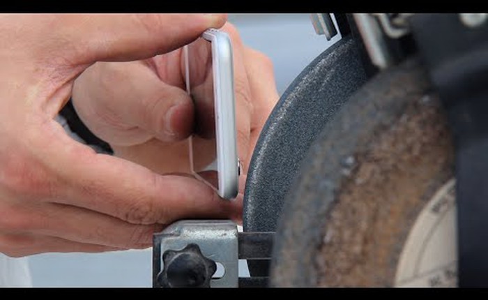 [Video] Sửa thiết kế camera lồi của iPhone 6 bằng máy mài