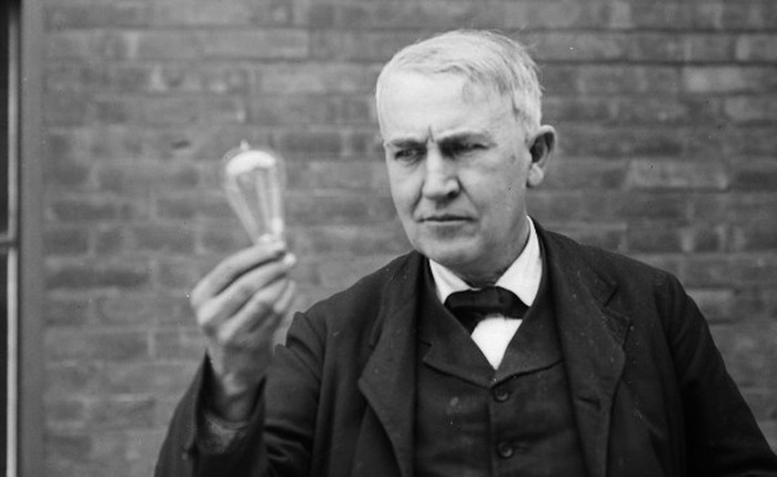 Ngày 31/12: Thomas Edison công bố phát minh đèn sợi đốt trước công chúng