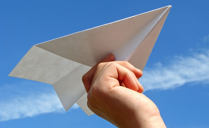 Máy bay thật và máy bay giấy, cái nào có trước?