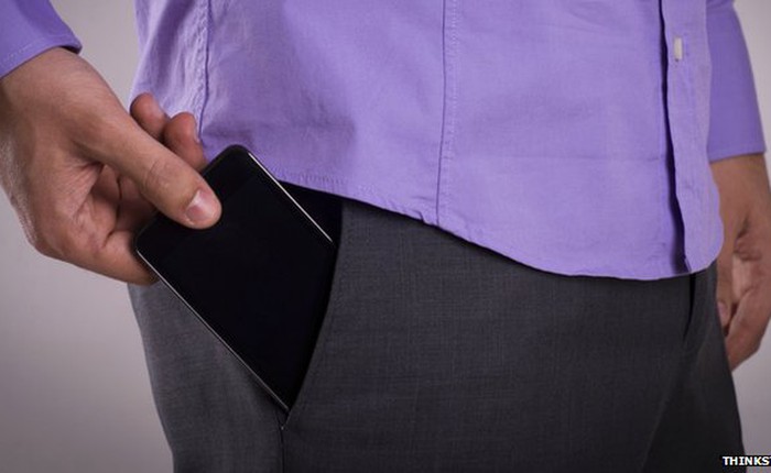 Thói quen để điện thoại trong túi quần có thể dẫn đến vô sinh?