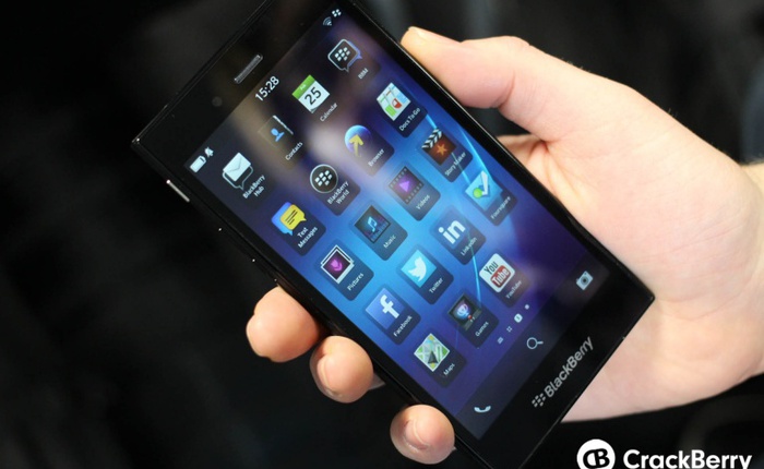 MWC 2014 - Ảnh thực tế BlackBerry Z3 giá rẻ vừa được ra mắt: Thiết kế đẹp, nam tính