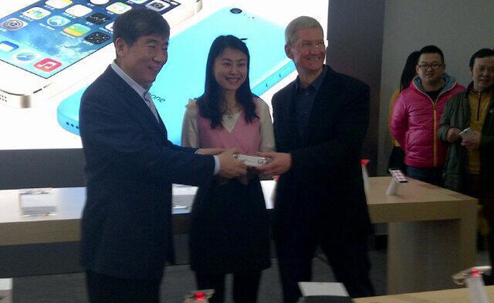 Tim Cook tới dự và ký tặng khách hàng trong ngày ra mắt iPhone tại Trung Quốc