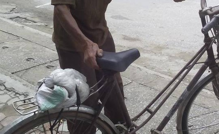 Cụ ông 84 tuổi đạp xe 220km để bảo hành điện thoại