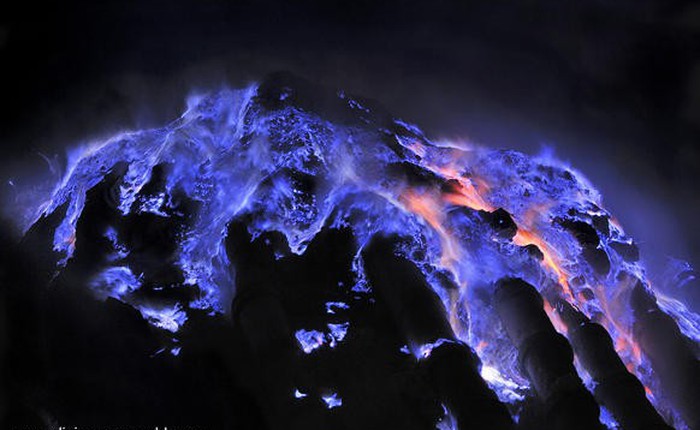 Lửa xanh kỳ ảo xuất hiện khi núi lửa phun trào