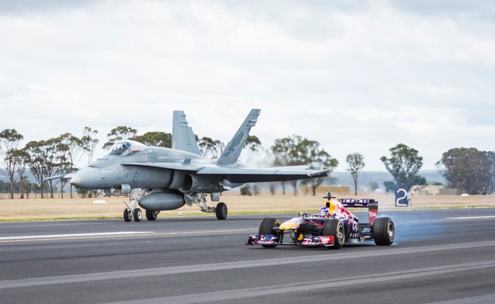 Xem màn đọ tốc độ giữa máy bay chiến đấu F/A-18 và xe đua F1