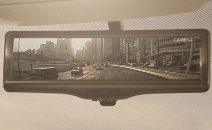 Gương chiếu hậu được trang bị camera giúp lái xe luôn nhìn rõ đường phía sau