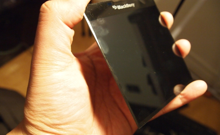 Rò rỉ ảnh màn hình smartphone 5 inch lạ lẫm của BlackBerry