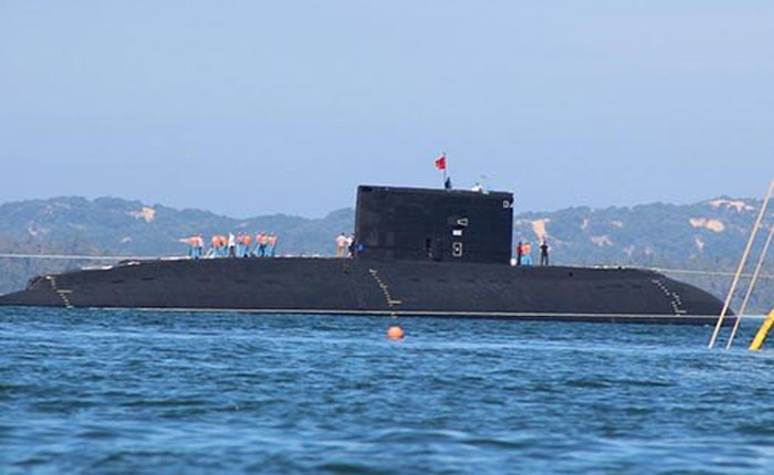 Tàu ngầm Kilo Hồ Chí Minh đã cập cảng Cam Ranh