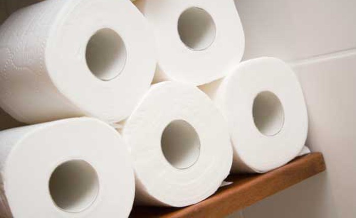 Tại sao giấy vệ sinh luôn có màu trắng?