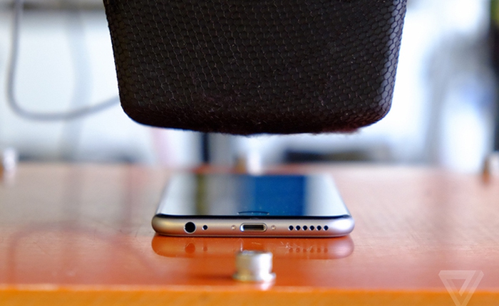 Bị khiếu nại "màn hình cong", Apple show phòng "tra tấn" iPhone 6