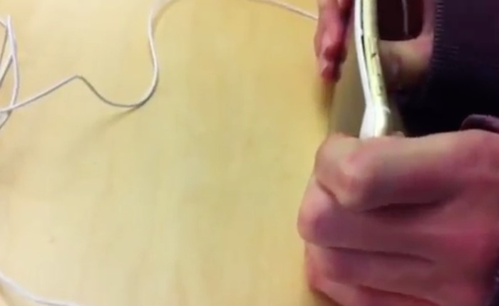 Khách hàng rủ nhau vào Apple Store bẻ cong iPhone 6