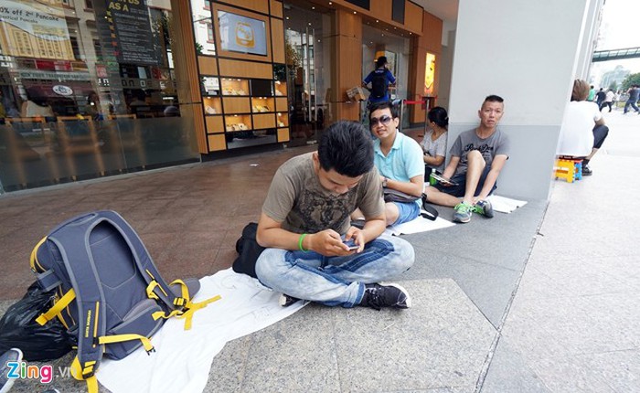 Người Việt ăn ngủ vạ vật chờ mua iPhone 6 ở Singapore
