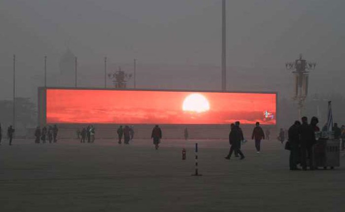 Quá ô nhiễm, dân Trung Quốc phải đón bình minh từ... màn hình LED