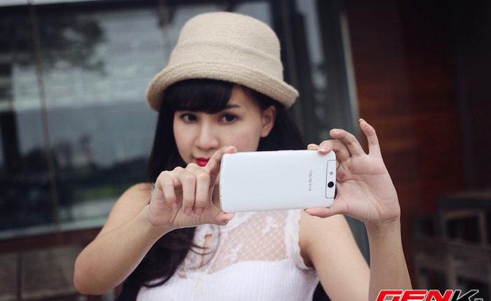 Người đẹp mê "tự sướng" bên Oppo N1 mini