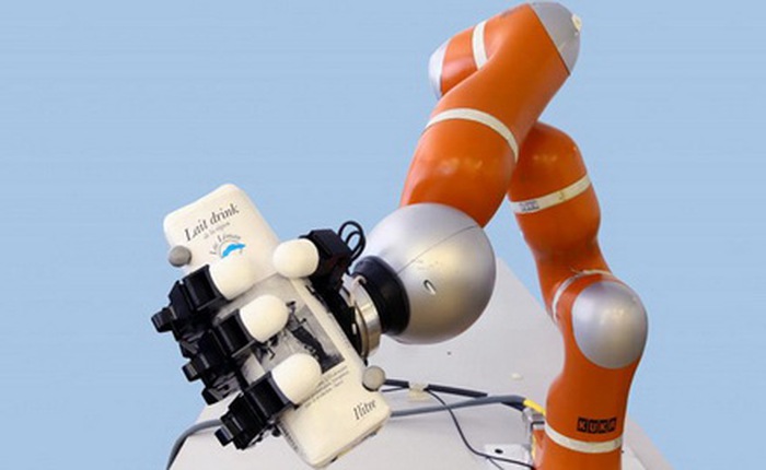 Cánh tay robot chụp đồ vật chuyển động ngay trong chớp mắt