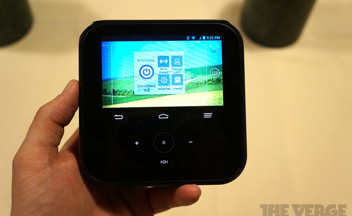 [CES 2014] Máy chiếu, bộ phát mạng, pin dự phòng trong cùng 1 thiết bị