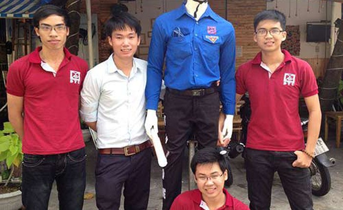Robot dắt người qua đường gây chú ý ở Đà Nẵng