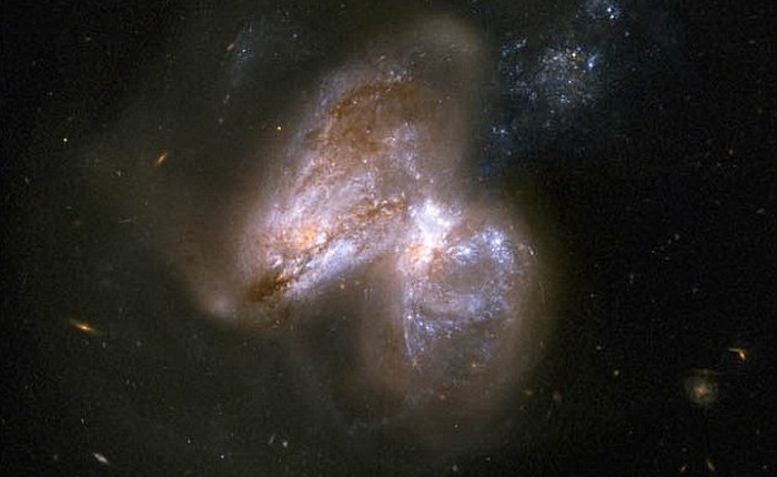NASA lần đầu tiên phát hiện cảnh hai thiên hà va chạm tạo một hố đen khổng lồ