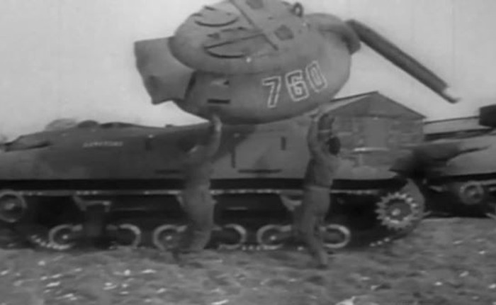 Xem đội quân toàn xe tăng, xe bọc thép “bơm hơi” trong Thế chiến II