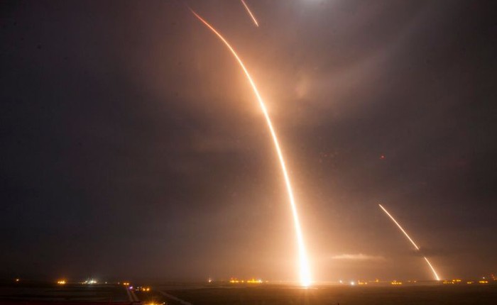 Nhìn lại những hình ảnh vô cùng ấn tượng trong sự kiện hạ cánh tên lửa thành công của SpaceX