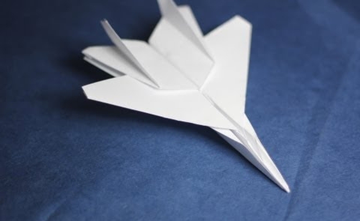 [Video] Bí quyết gấp máy bay giấy "xịn" nhất thế giới