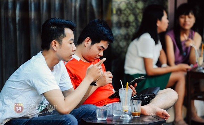 Chủ quán cafe ở Hà Nội đau đầu vì thói quen nghiện smartphone của khách